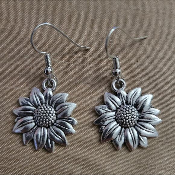 90s style silver tone sunflower earrings - Picture 2 of 3